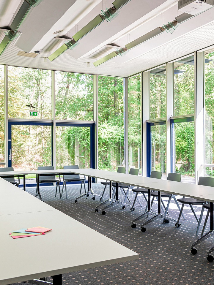 Bestuhlter Konferenzraum mit Blick nach draußen