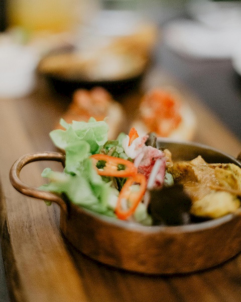 Kleine Bowl mit Nachos und Salat