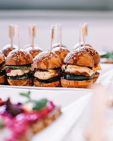 Viele kleine Burger auf einem weißen Teller