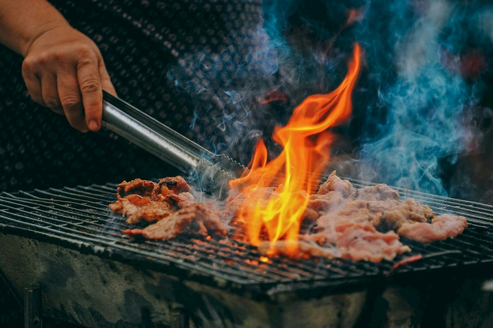 BBQ-Grill mit Grillgut auf einem Grillrost